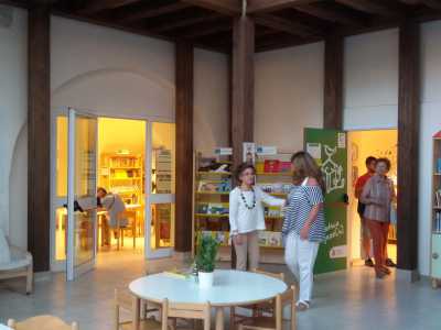 Al centro, con la maglia a righe, la coordinatrice della biblioteca Clementina Tagliaferro 